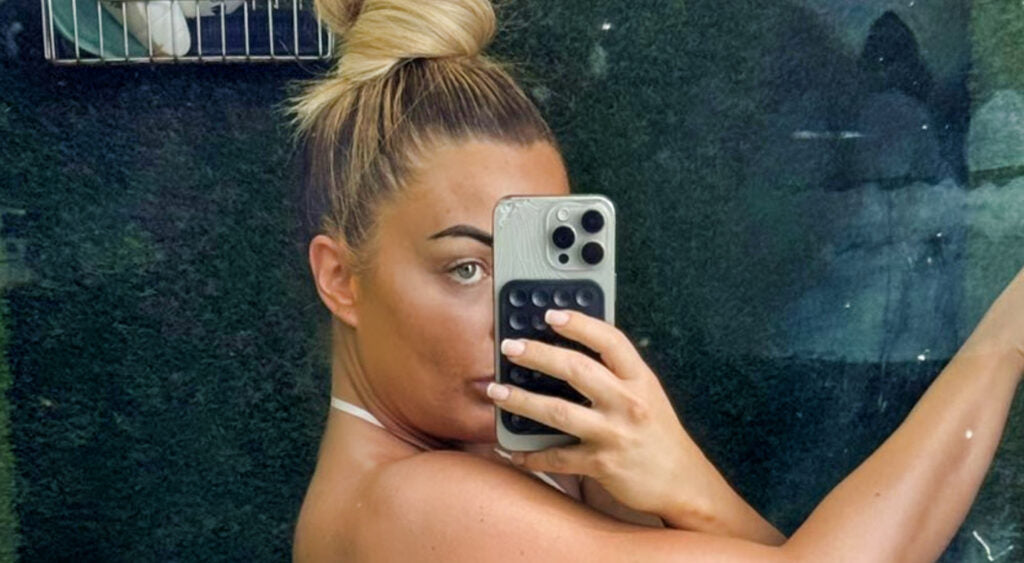 "Ex-WWE Diva Turns Heads with Jaw-Dropping Shower Selfie Showcasing Her Incredible Physique!"